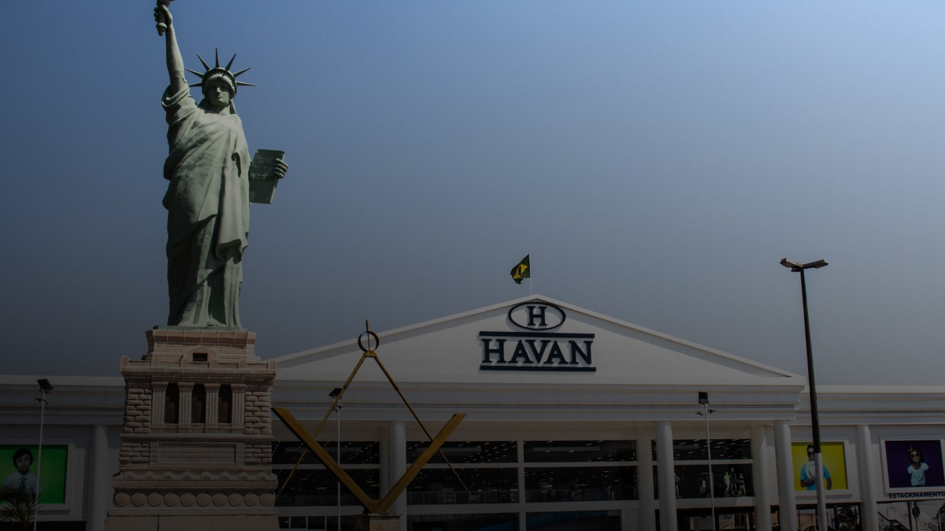One of the HAVAN stores and a replica of the Statue of Liberty in front of it