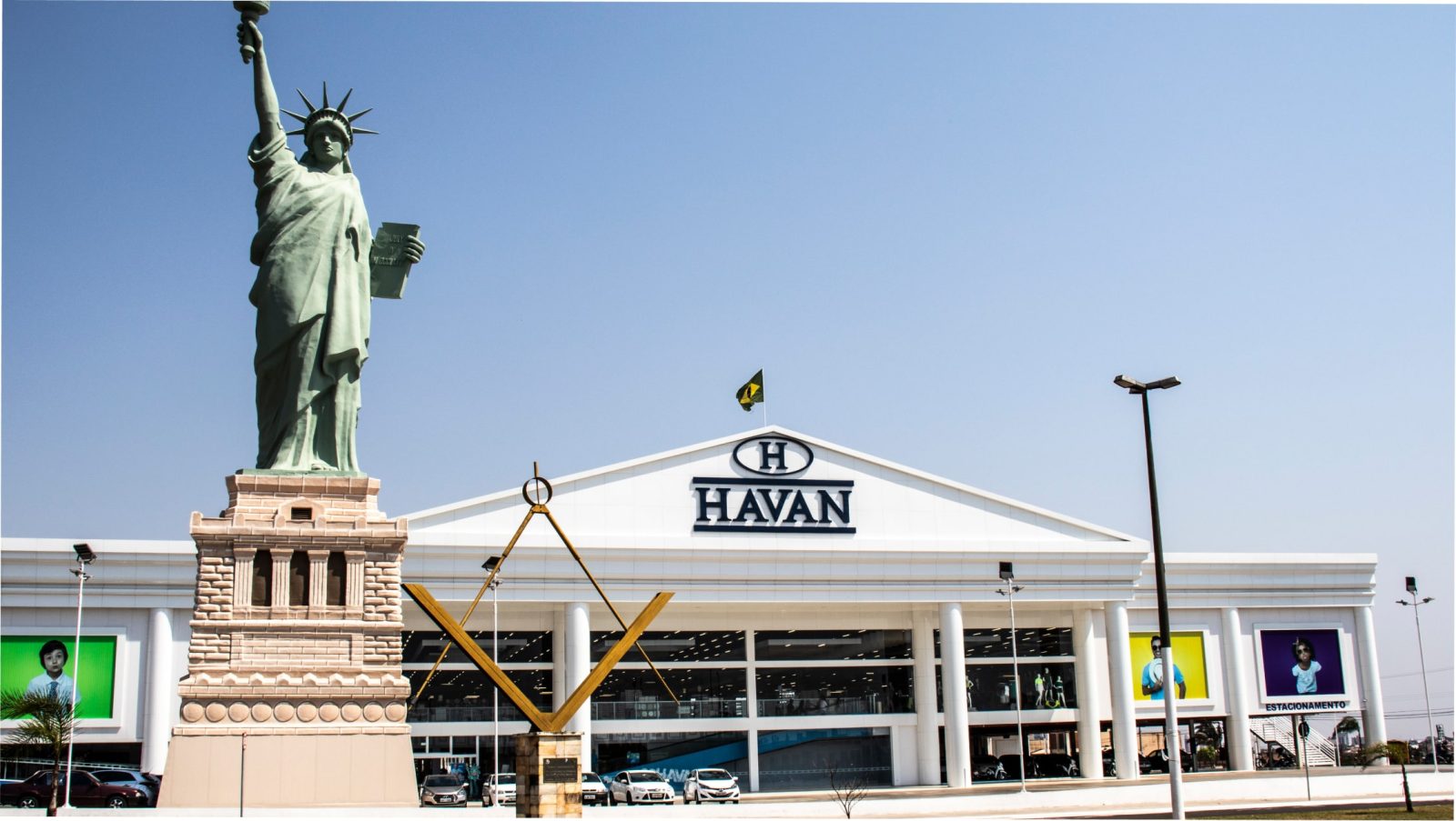 Fachada de uma das lojas HAVAN, com uma réplica da estátua da liberdade