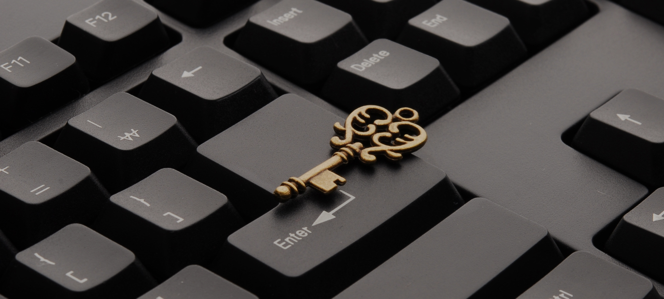 Chave dourada em cima de um teclado preto.
